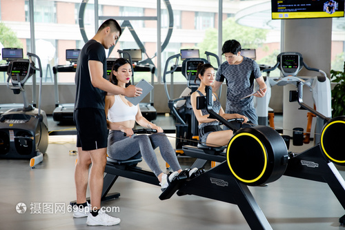 健身女神宋安娜指导男性学员遭遇了尴尬