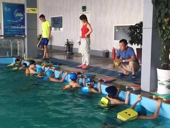 游泳馆变更教练家长要求退费法院:预付式服务变更服务核心内容须征得消费者同意(图1)