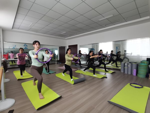 鹤岗市文体广旅系统开展“学雷锋做志愿向‘十五五’跃进”志愿服务活动(图1)