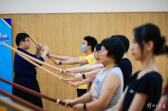 1️⃣健身指导：腰部和腹部训练双腿夹小球脚后跟下压双手拉住弹簧吐气时卷尾骨往上走大腿夹球两侧髂(图1)