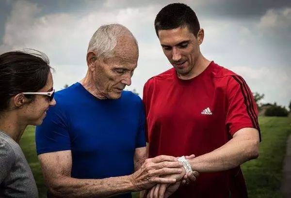 紫牛头条|男子体验健身私教确诊“横纹肌溶解”明星教练:身体不适时不要盲从私教(图1)