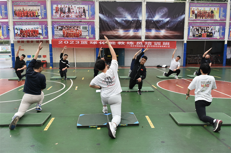 娄底三中学子李颖勇夺全国传统校田径联赛南部赛区女子U16组1500米冠军(图1)